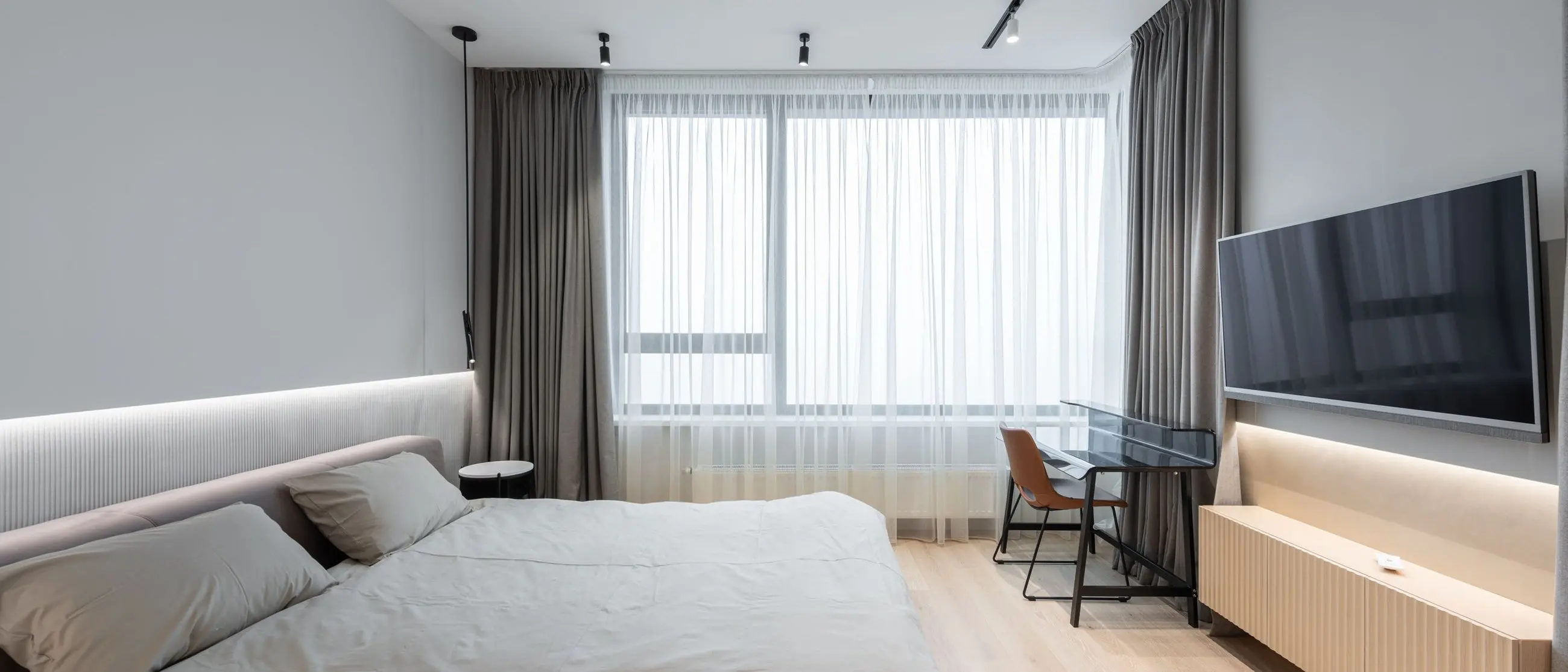 Kamar tidur terang dengan jendela besar
