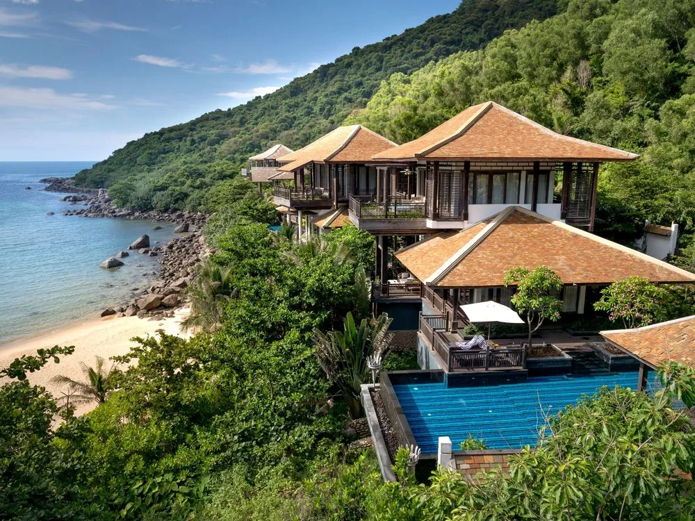 Villa beratap genting di lereng bukit hijau