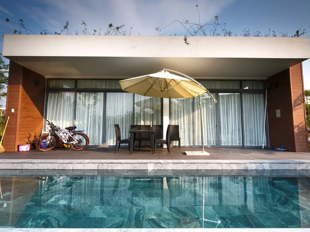 Villa satu lantai dengan teras dan kolam renang